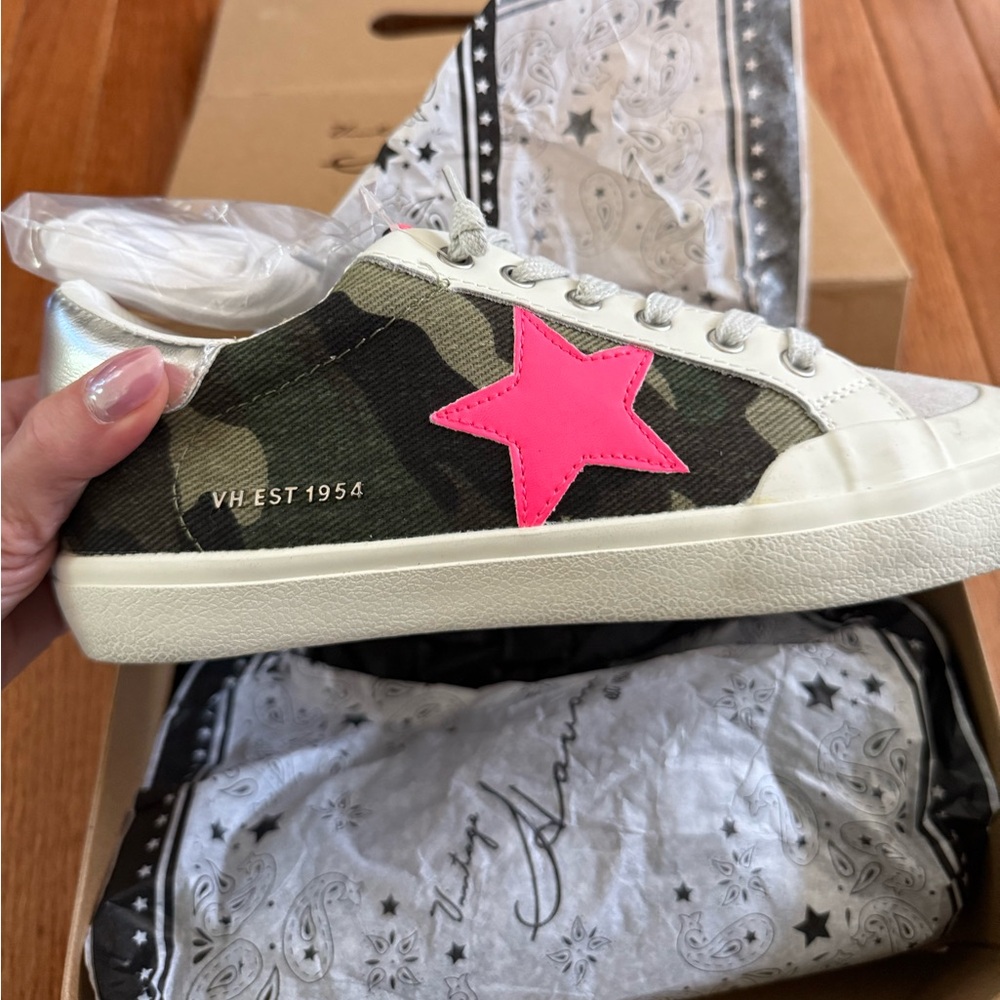 NWT Vintage Havana Camouflage Sneakers with Pink Star